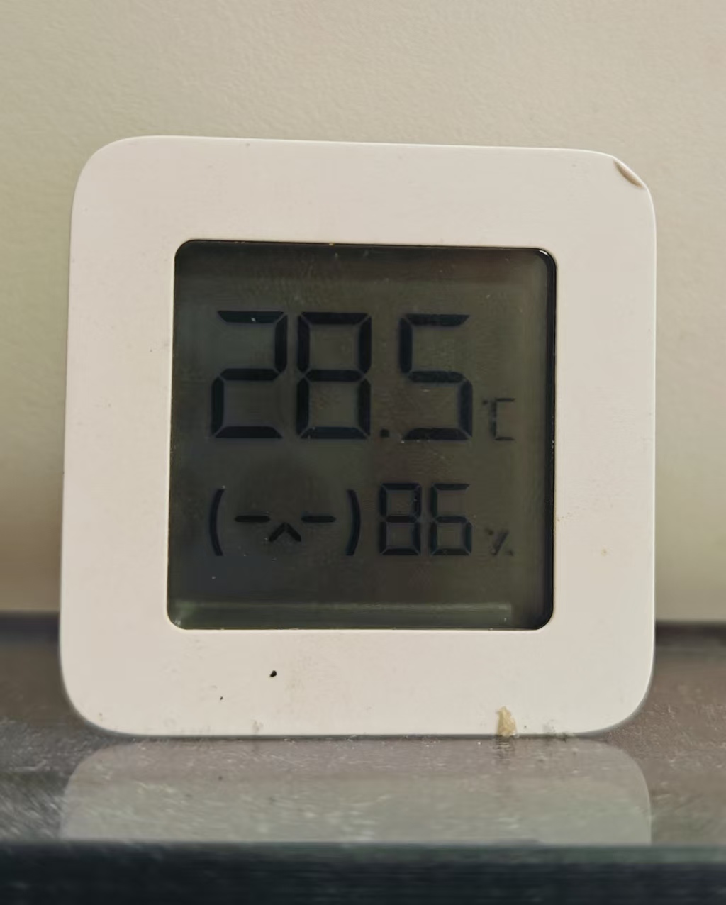 Indoor thermometer showing 28.5°C and 86% humidity without air conditioning
