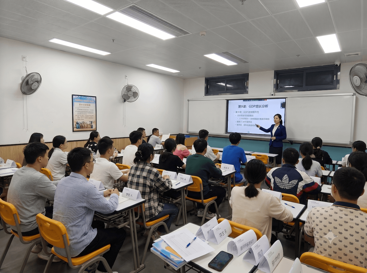 A typical tutoring class: 30 students, one teacher, one chance to ask