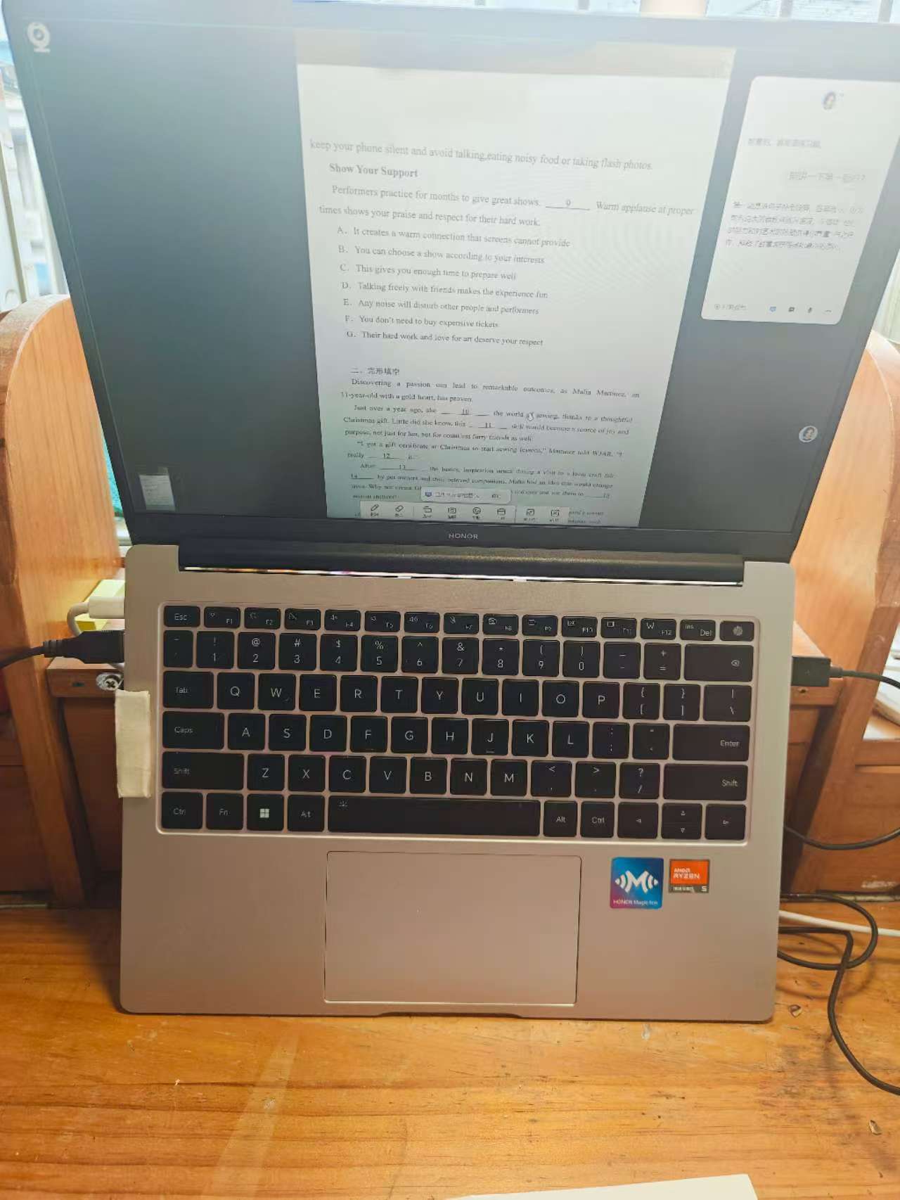 English reading comprehension on screen, AI explanation on the right