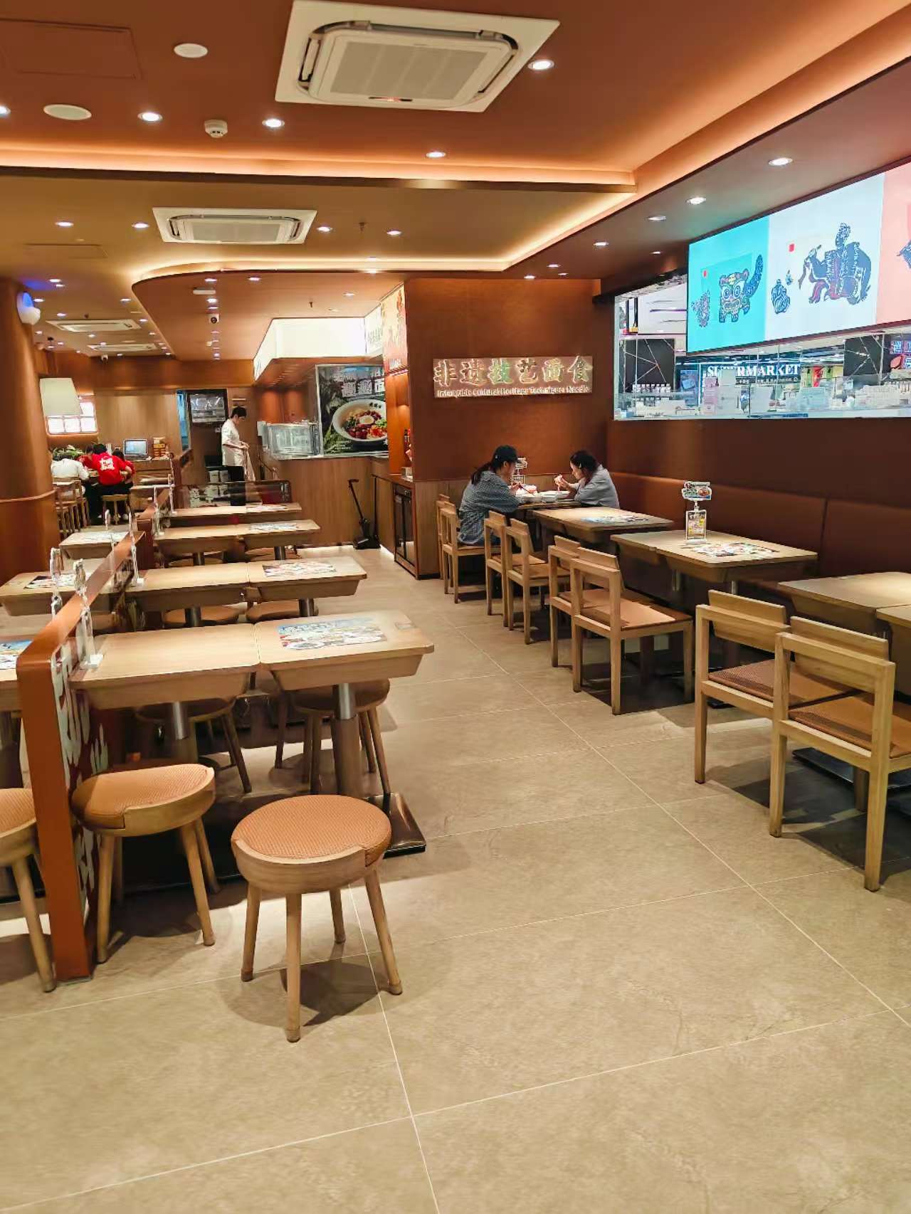 Empty mall restaurant China 2026 contrast
